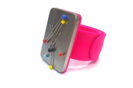 Магнітна голківниця на руку (рожева)